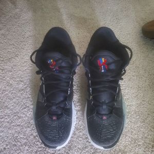 Nike Kyrie's 7 size 8.5